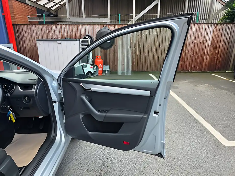 Used 2015 Skoda Octavia Se Silver - Interior and Exterior details 16