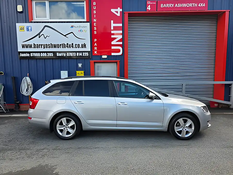 Used 2015 Skoda Octavia Se Silver - Interior and Exterior details 4