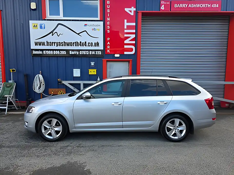 Used 2015 Skoda Octavia Se Silver - Interior and Exterior details 5