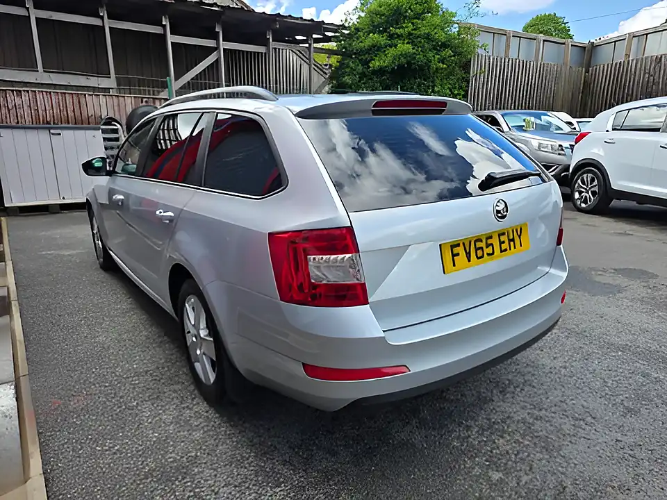 Used 2015 Skoda Octavia Se Silver - Interior and Exterior details 6