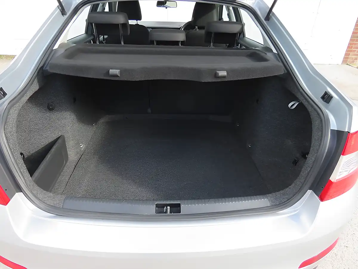 Used 2015 Skoda Octavia Se Silver - Interior and Exterior details 10