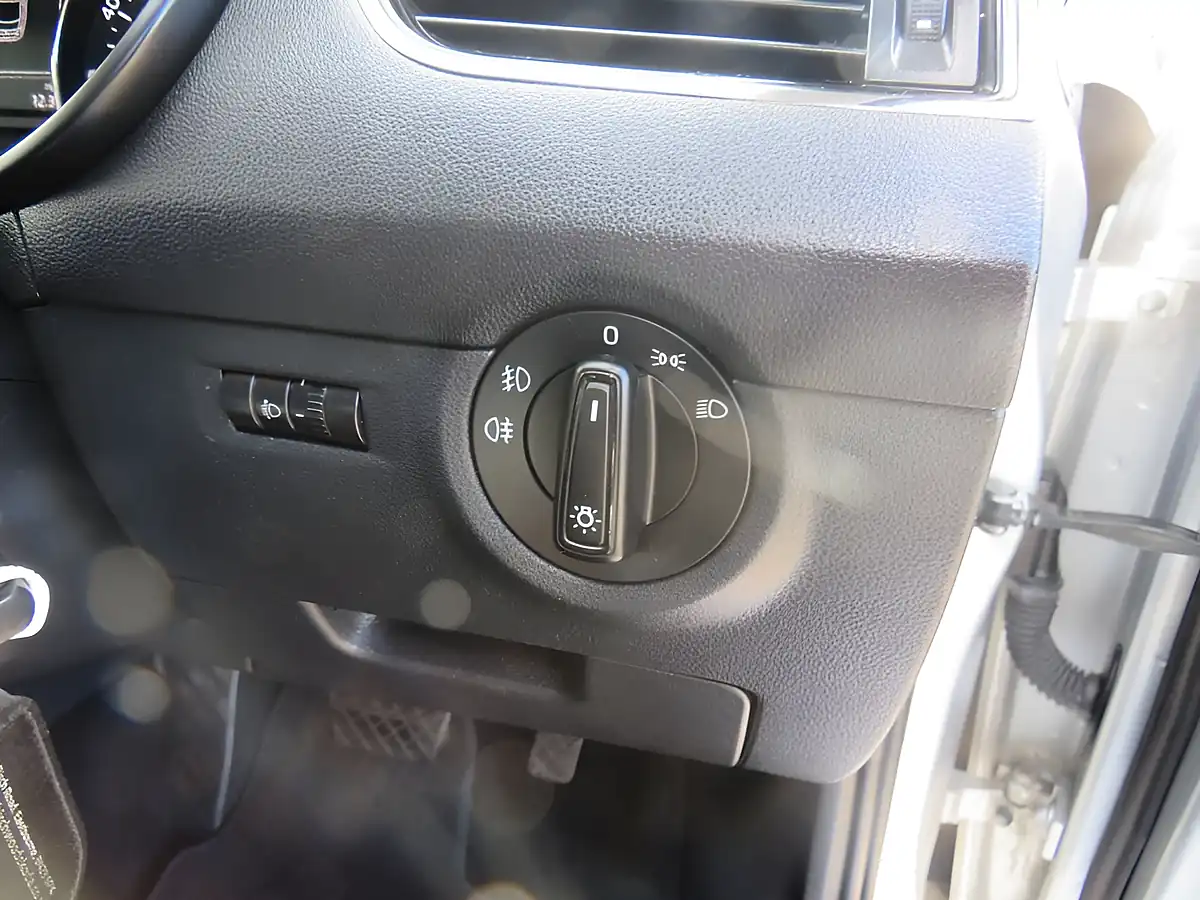 Used 2015 Skoda Octavia Se Silver - Interior and Exterior details 14