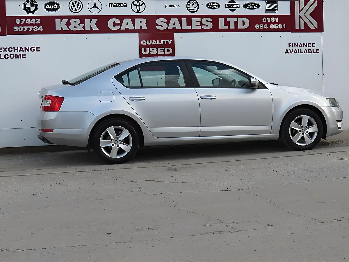 Used 2015 Skoda Octavia Se Silver - Interior and Exterior details 16