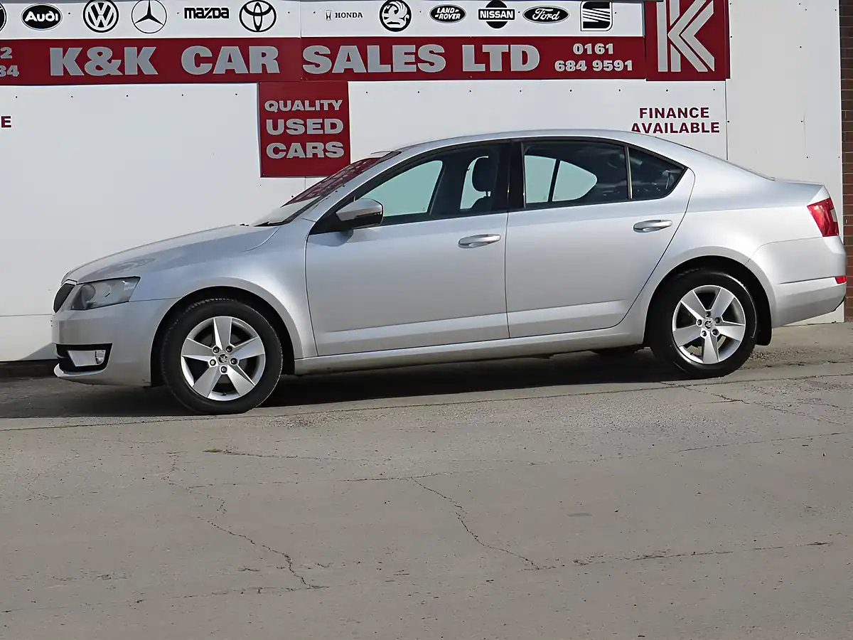 Used 2015 Skoda Octavia Se Silver - Interior and Exterior details 19