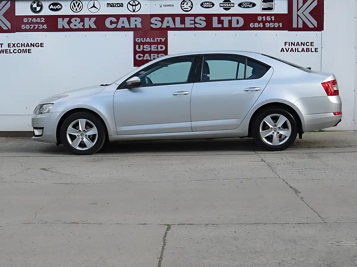 Used 2015 Skoda Octavia Se Silver - Interior and Exterior details 5
