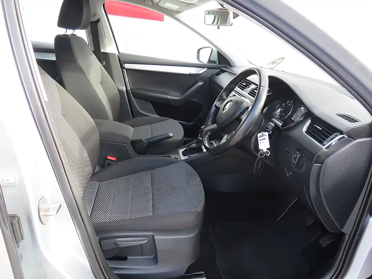 Used 2015 Skoda Octavia Se Silver - Interior and Exterior details 7