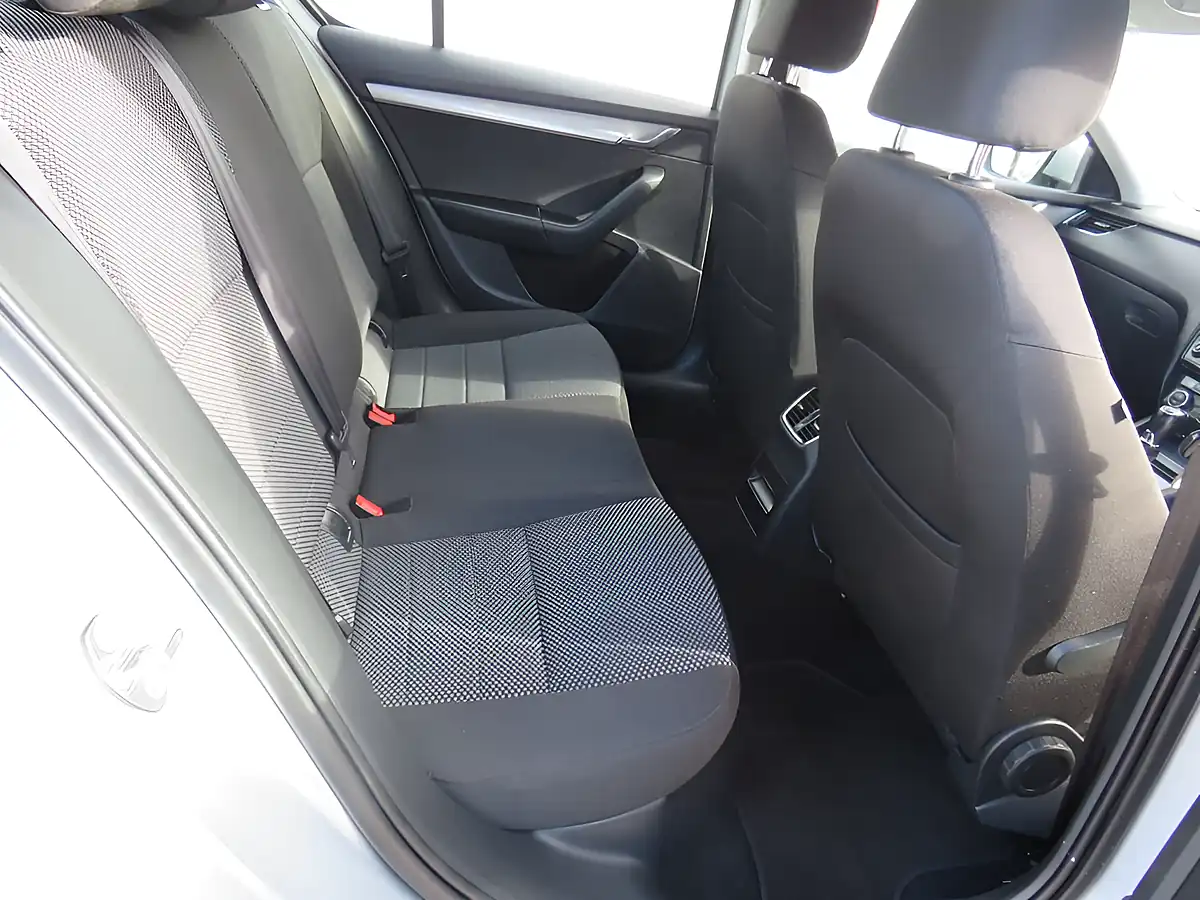 Used 2015 Skoda Octavia Se Silver - Interior and Exterior details 8