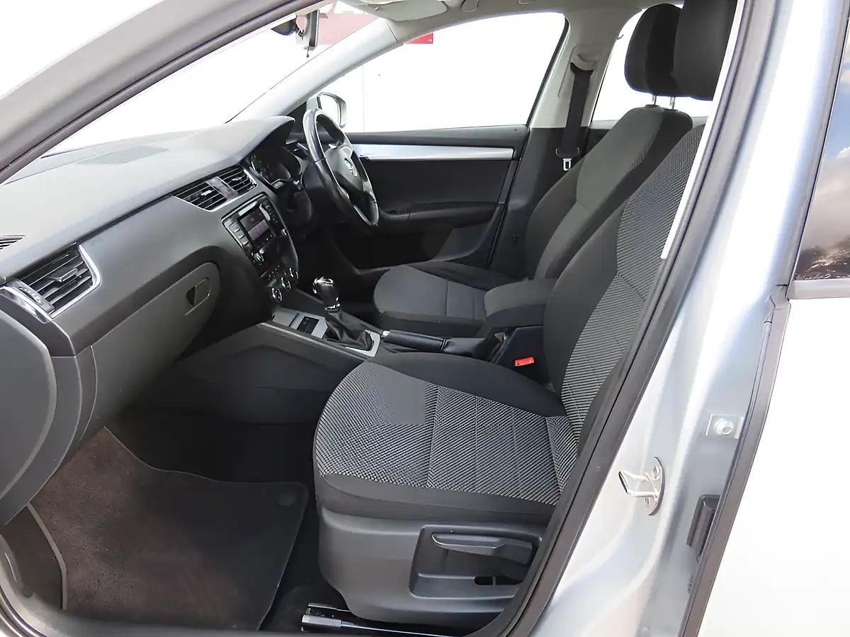 Used 2015 Skoda Octavia Se Silver - Interior and Exterior details 9