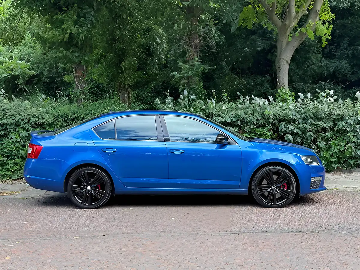 Used 2015 Skoda Octavia VRS Race Blue - Interior and Exterior details 6