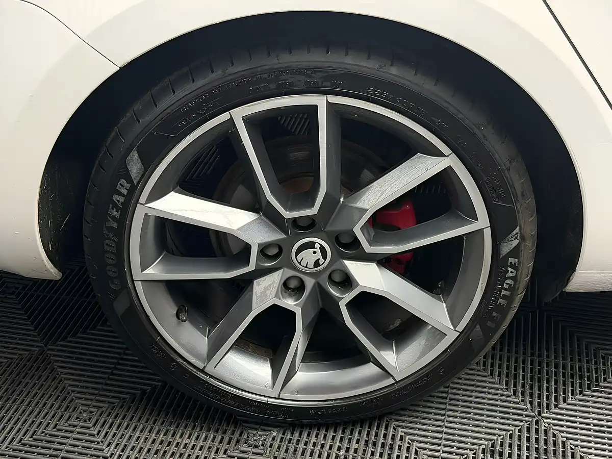 Used 2015 Skoda Octavia VRS White - Interior and Exterior details 15