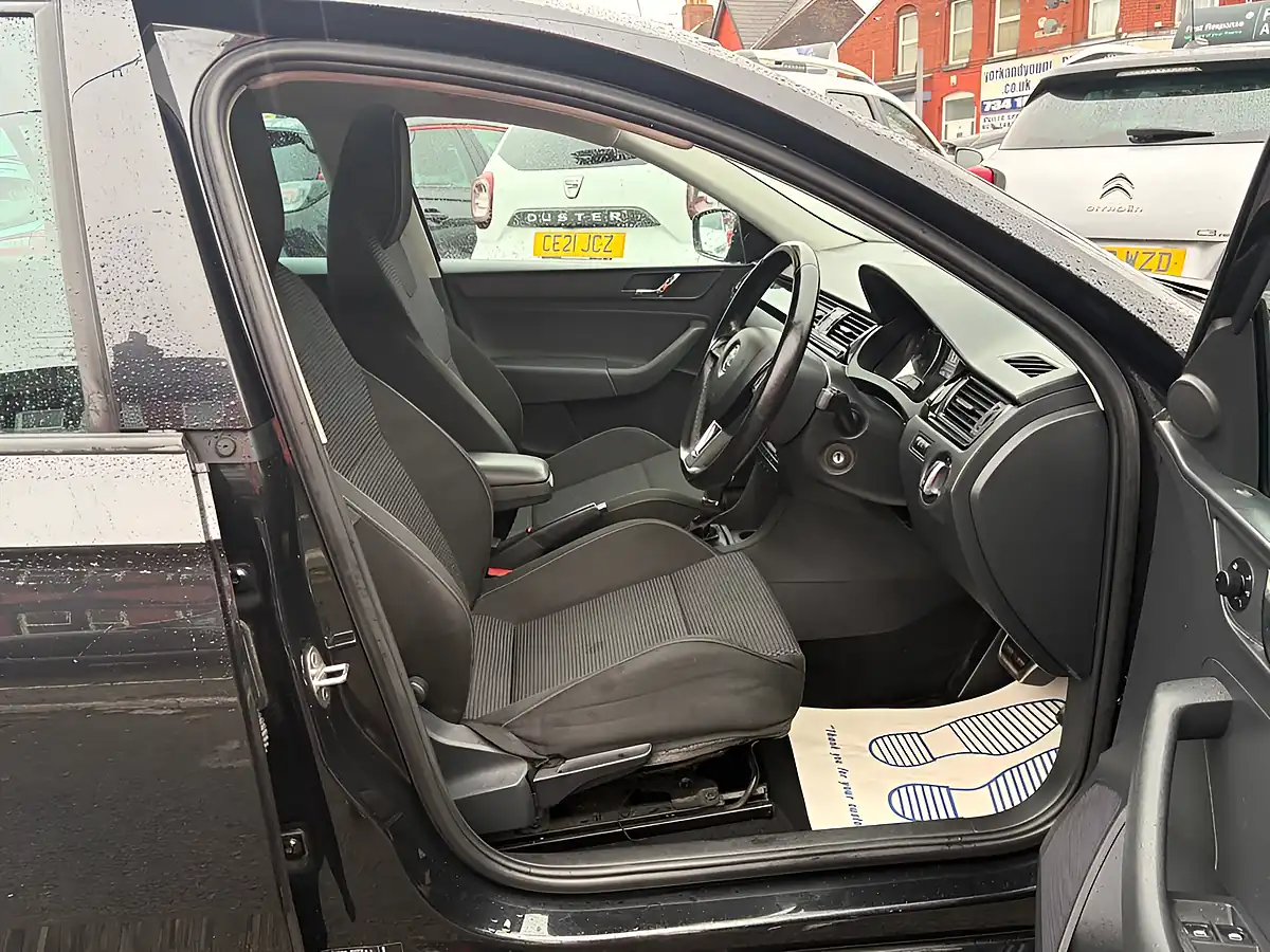 Used 2015 Skoda Rapid Spaceback Se Sport Black - Interior and Exterior details 11