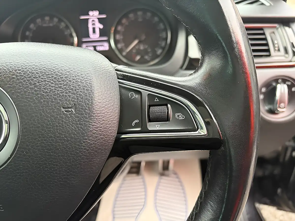 Used 2015 Skoda Rapid Spaceback Se Sport Black - Interior and Exterior details 12