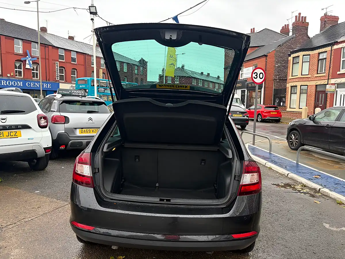 Used 2015 Skoda Rapid Spaceback Se Sport Black - Interior and Exterior details 9