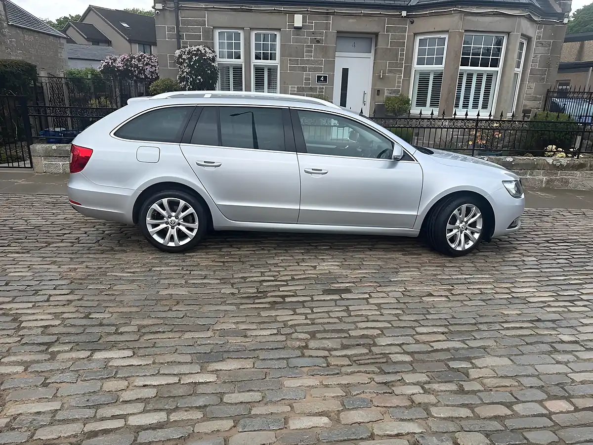Used 2015 Skoda Superb Se Business Brilliant Silver - Interior and Exterior details 9