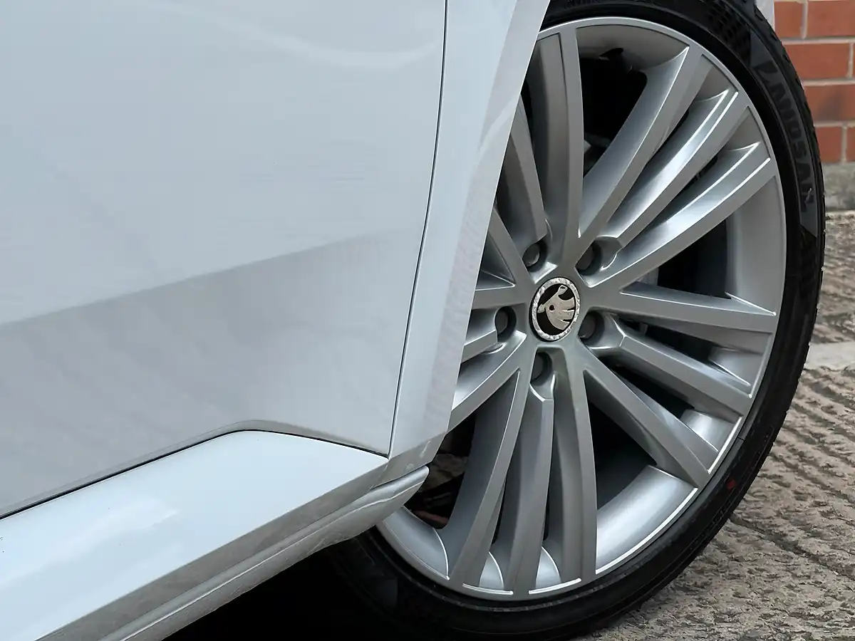 Used 2015 Skoda Superb Se L Executive White - Interior and Exterior details 16