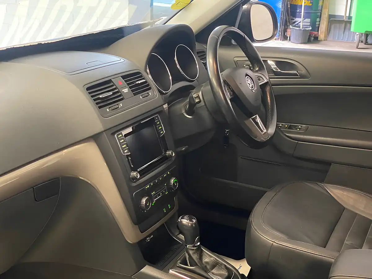 Used 2015 Skoda Yeti Elegance Grey - Interior and Exterior details 10