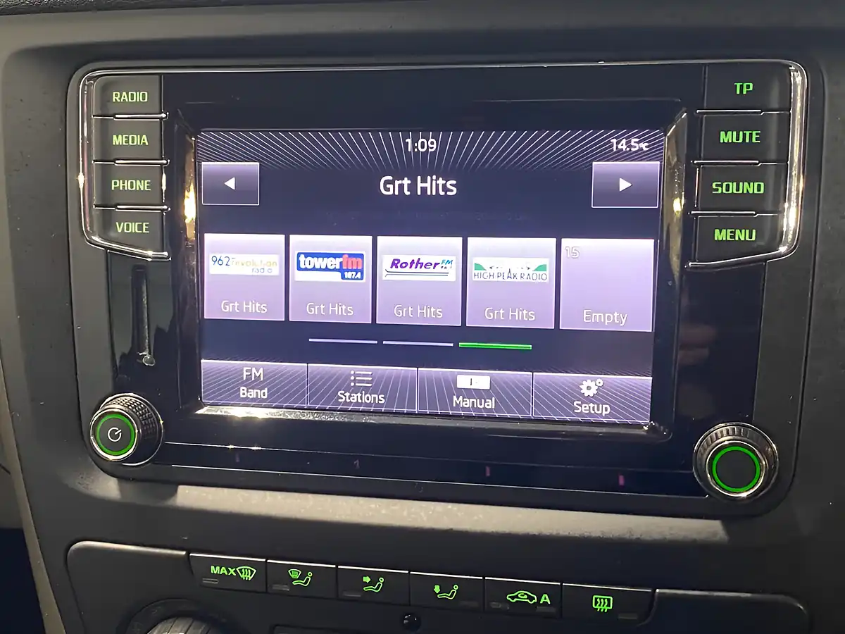 Used 2015 Skoda Yeti Elegance Grey - Interior and Exterior details 15