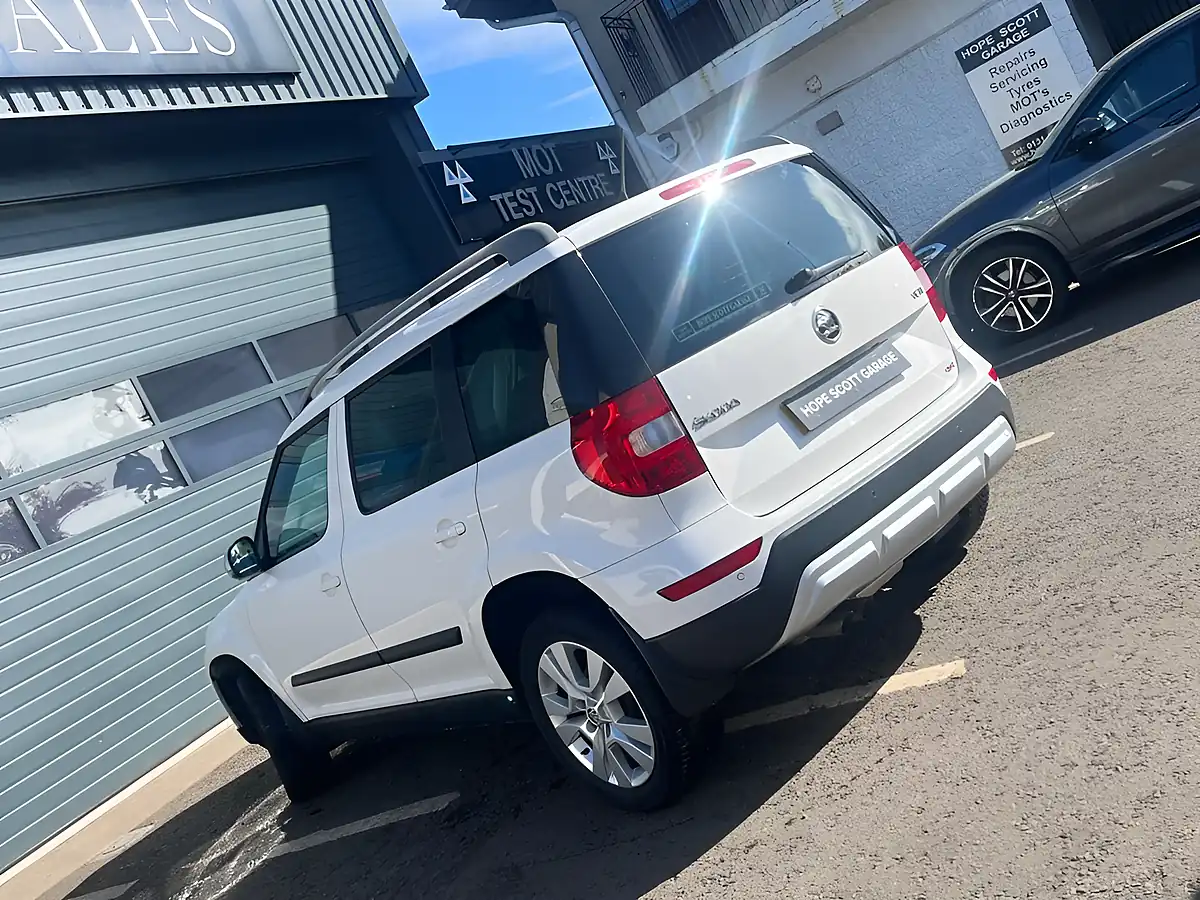 Used 2015 Skoda Yeti Elegance Outdoor White - Interior and Exterior details 11