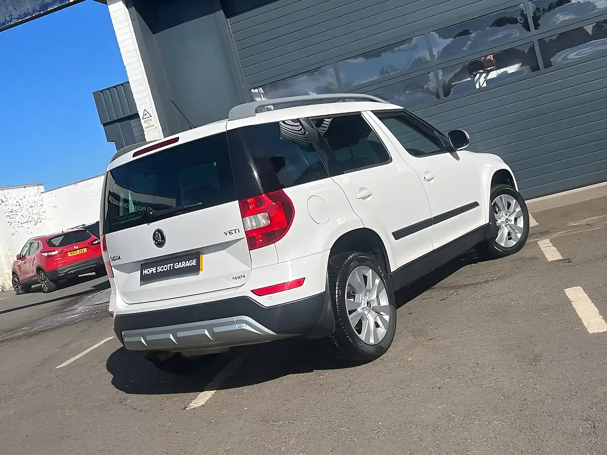 Used 2015 Skoda Yeti Elegance Outdoor White - Interior and Exterior details 3