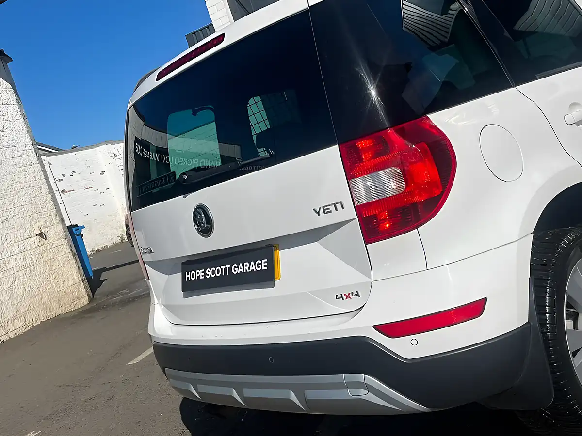 Used 2015 Skoda Yeti Elegance Outdoor White - Interior and Exterior details 6