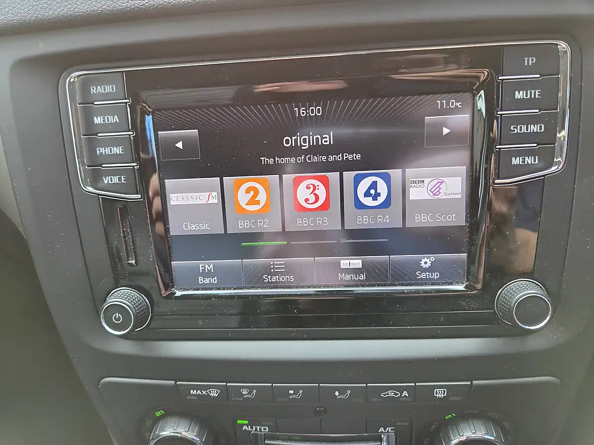 Used 2015 Skoda Yeti Elegance White - Interior and Exterior details 10