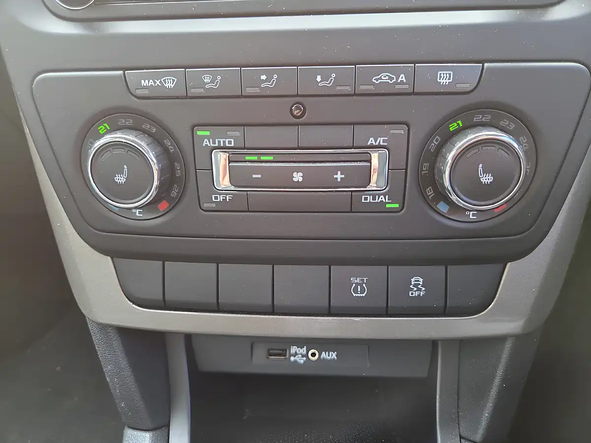 Used 2015 Skoda Yeti Elegance White - Interior and Exterior details 12