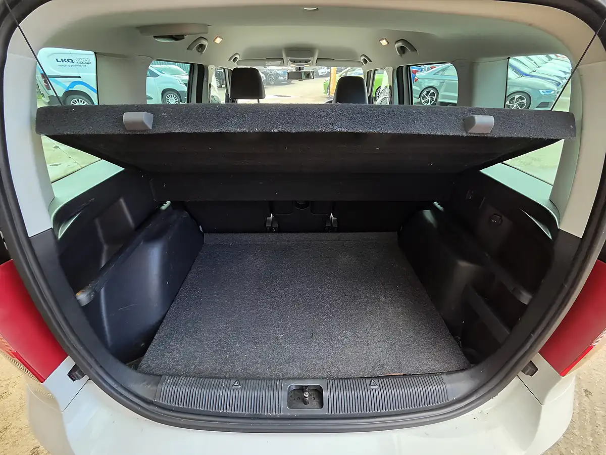Used 2015 Skoda Yeti Elegance White - Interior and Exterior details 16