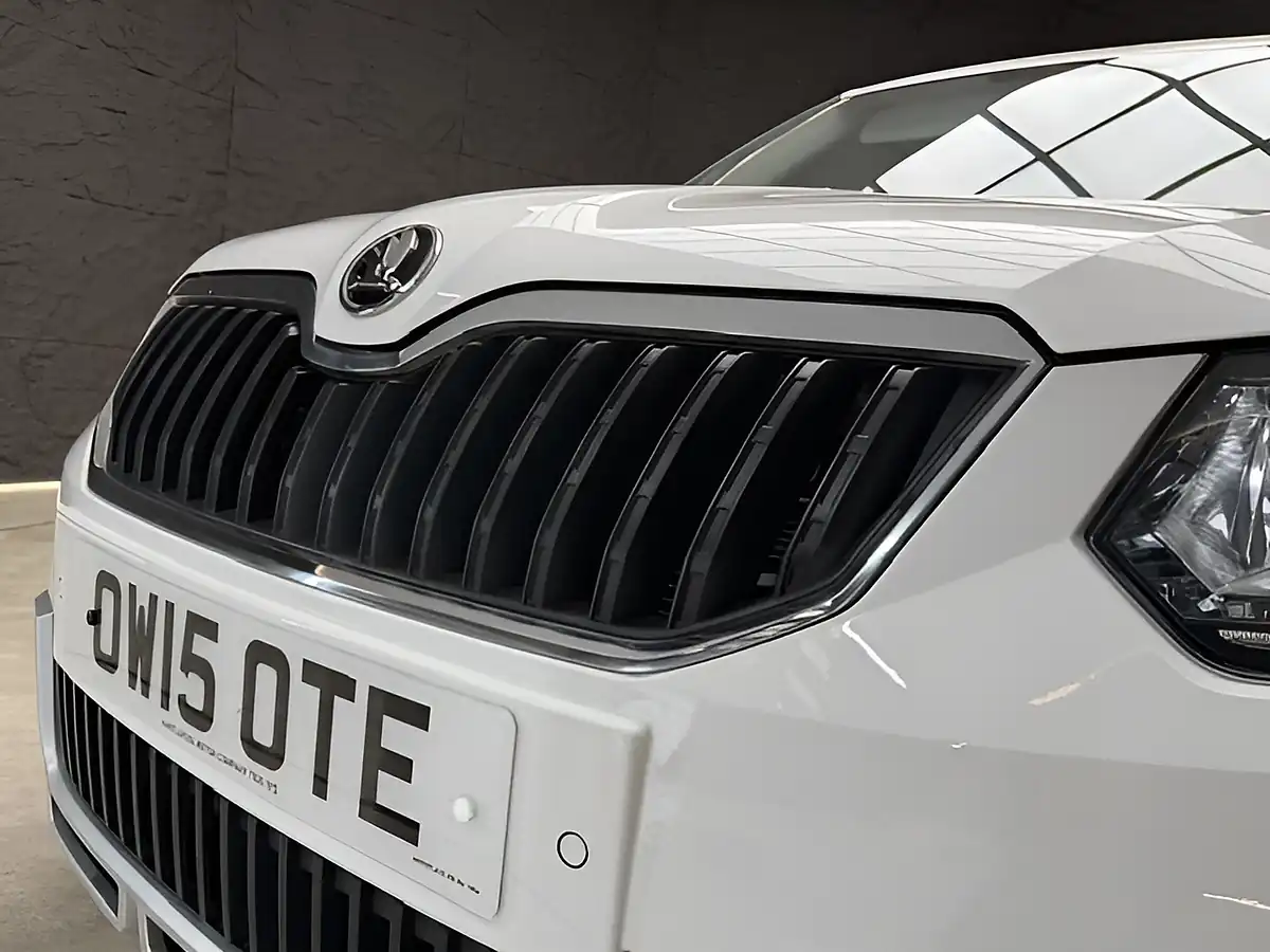 Used 2015 Skoda Yeti Laurin & Klement Outdoor White - Interior and Exterior details 5