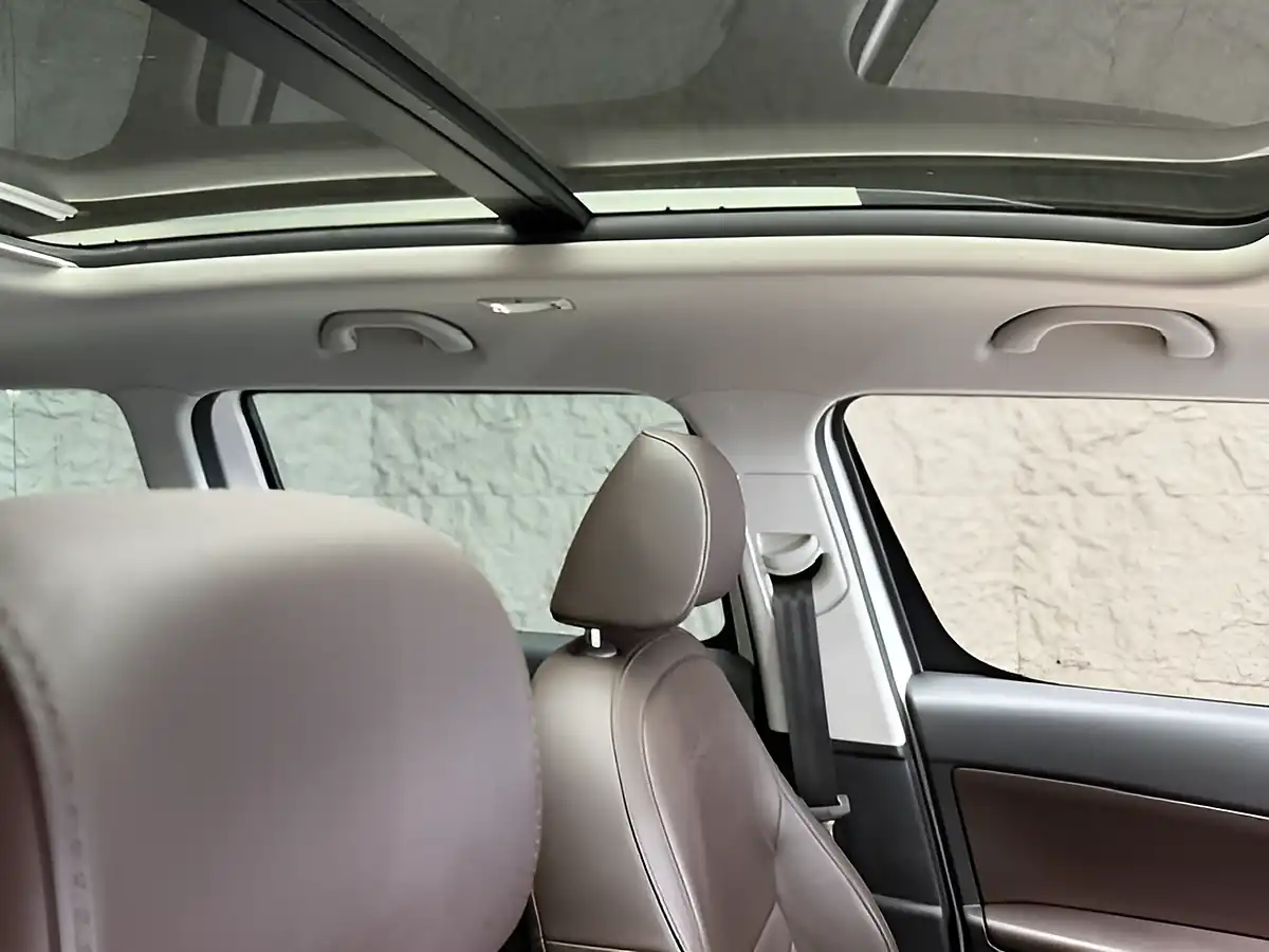 Used 2015 Skoda Yeti Laurin & Klement Outdoor White - Interior and Exterior details 9