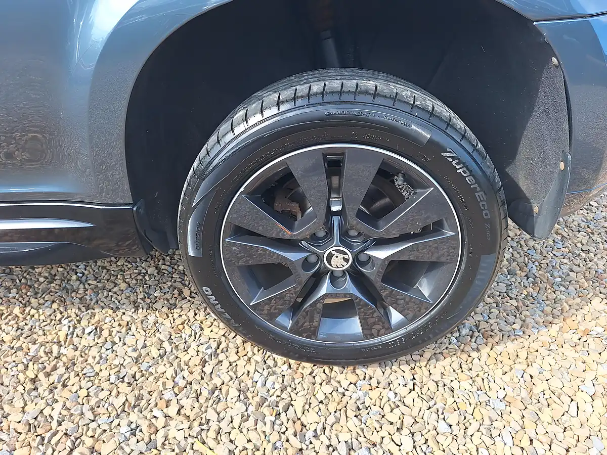 Used 2015 Skoda Yeti Monte Carlo Grey - Interior and Exterior details 9