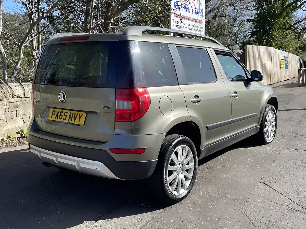 Used 2015 Skoda Yeti Outdoor Green - Interior and Exterior details 4