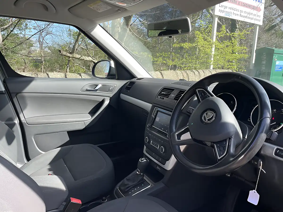 Used 2015 Skoda Yeti Outdoor Green - Interior and Exterior details 7