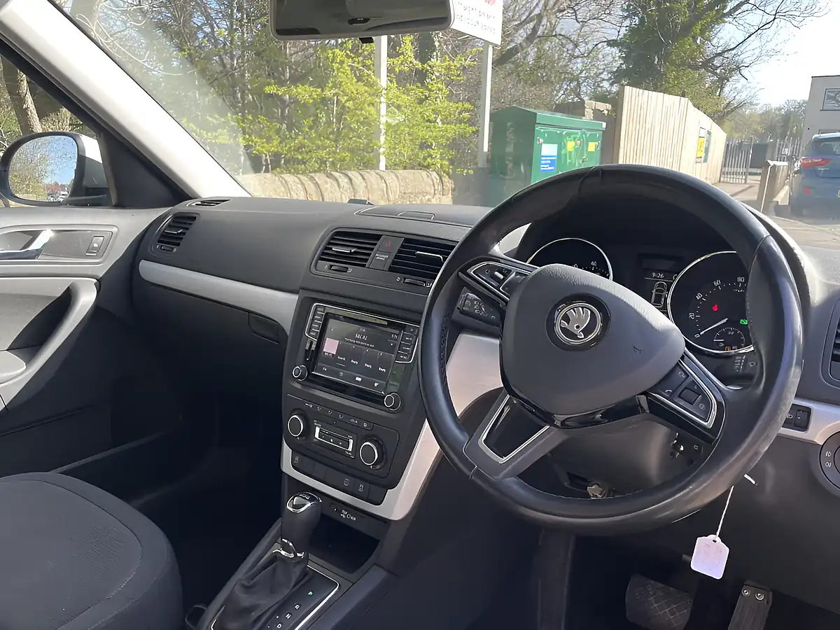 Used 2015 Skoda Yeti Outdoor Green - Interior and Exterior details 8