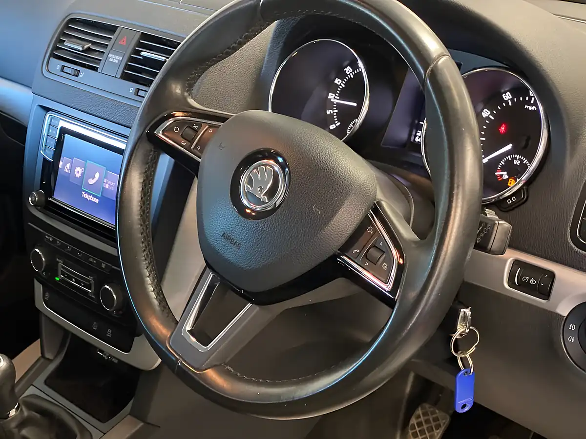 Used 2015 Skoda Yeti Se Business Outdoor Grey - Interior and Exterior details 9