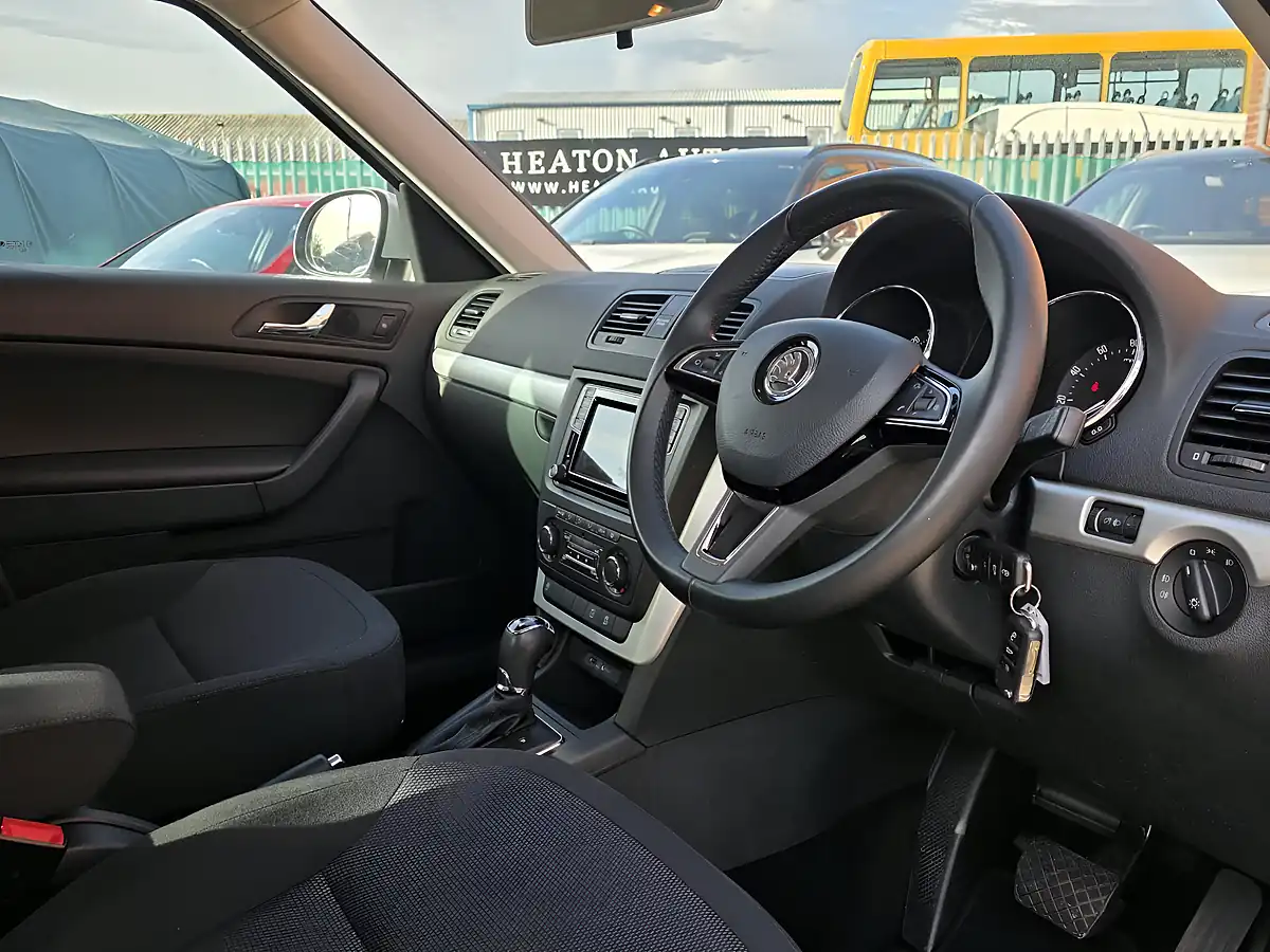 Used 2015 Skoda Yeti Se Business White - Interior and Exterior details 12