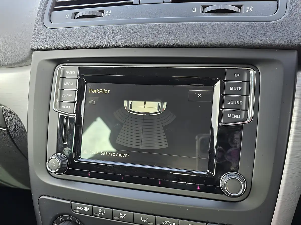 Used 2015 Skoda Yeti Se Business White - Interior and Exterior details 15