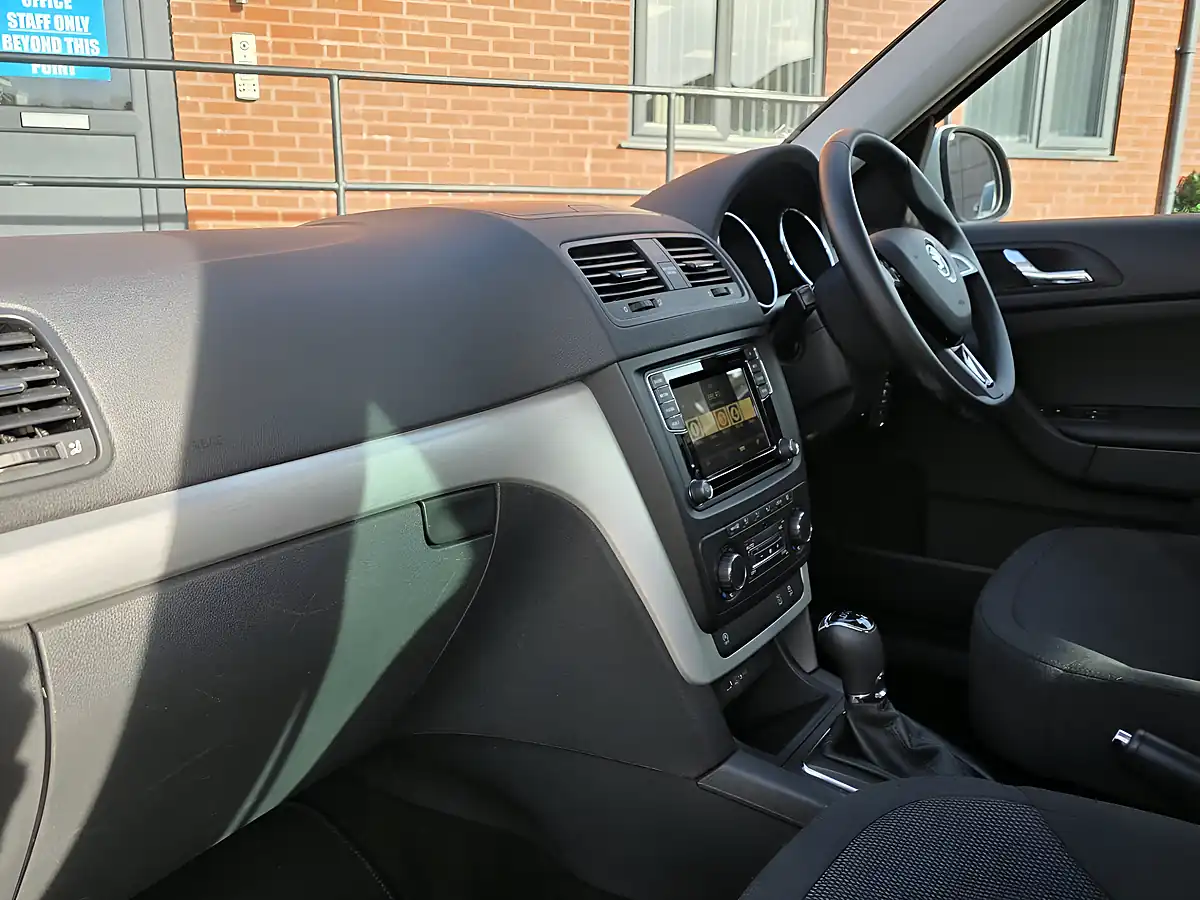 Used 2015 Skoda Yeti Se Business White - Interior and Exterior details 3