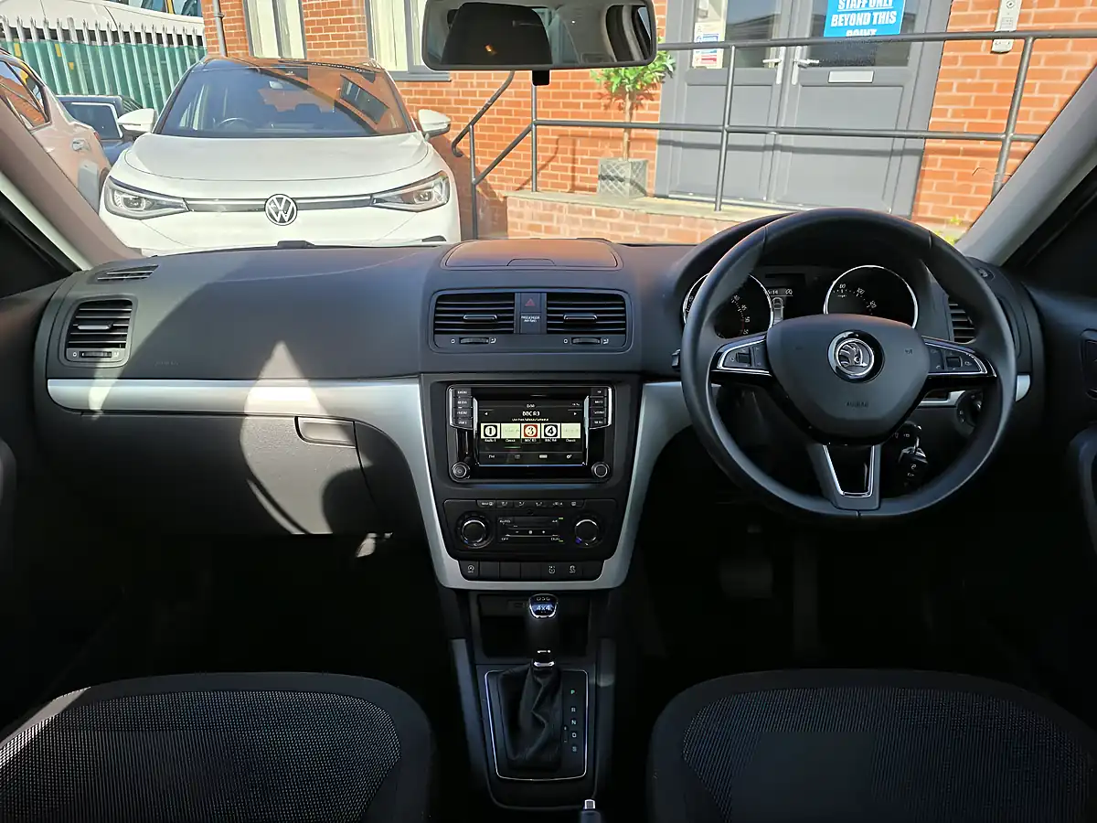 Used 2015 Skoda Yeti Se Business White - Interior and Exterior details 4