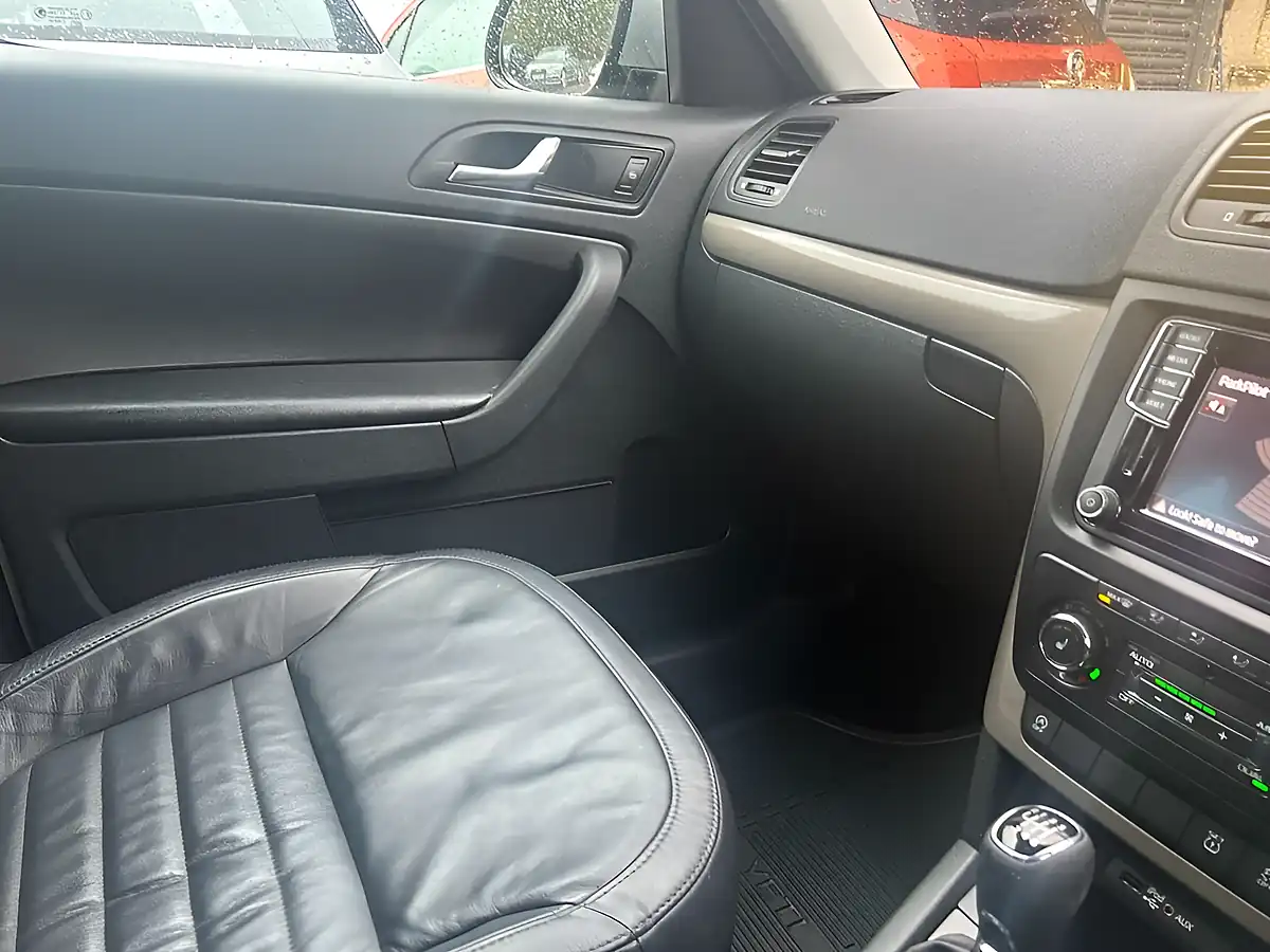 Used 2015 Skoda Yeti Se L Outdoor White - Interior and Exterior details 10