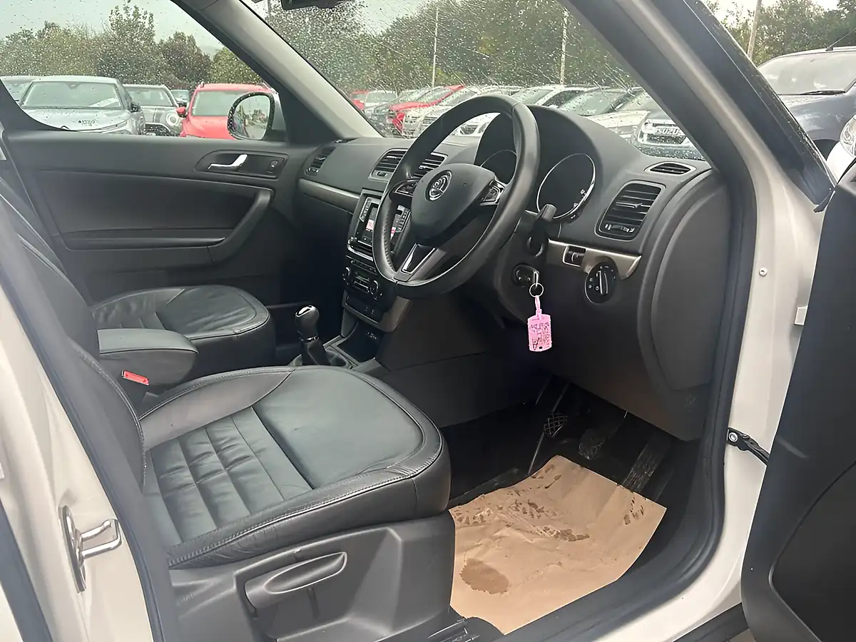 Used 2015 Skoda Yeti Se L Outdoor White - Interior and Exterior details 11