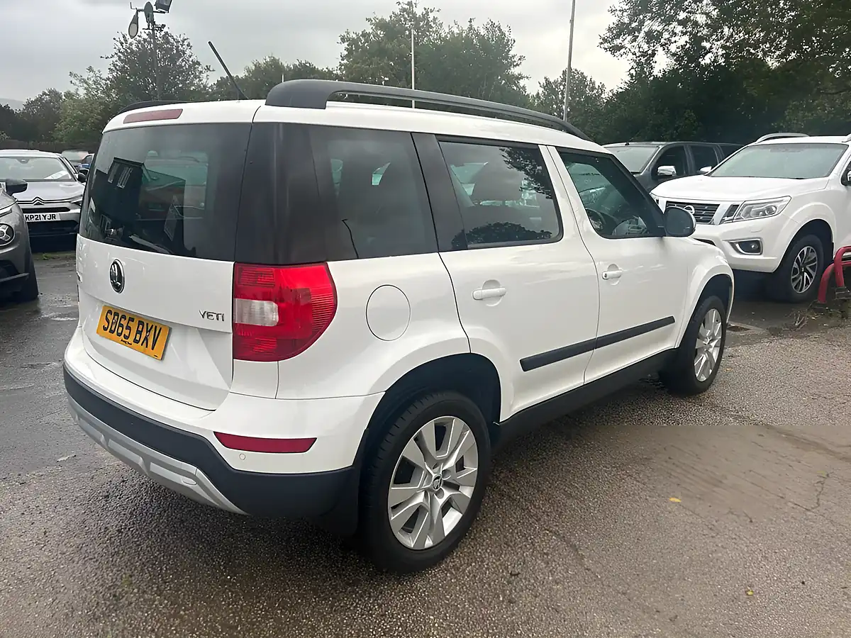 Used 2015 Skoda Yeti Se L Outdoor White - Interior and Exterior details 15