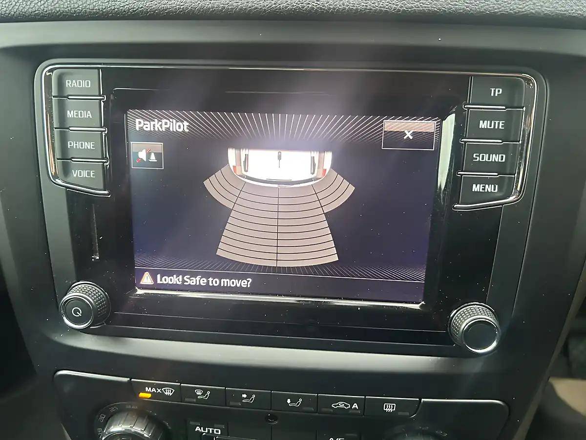 Used 2015 Skoda Yeti Se L Outdoor White - Interior and Exterior details 8