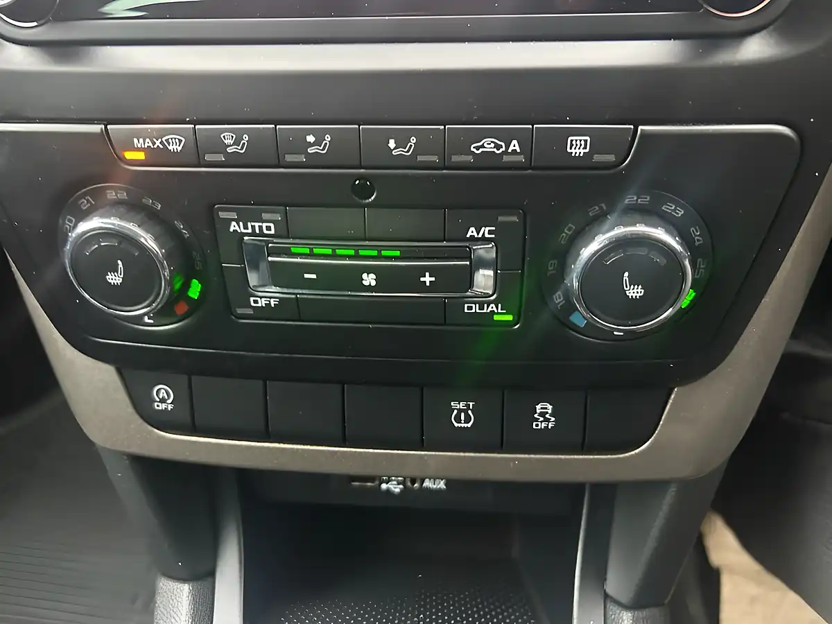 Used 2015 Skoda Yeti Se L Outdoor White - Interior and Exterior details 9