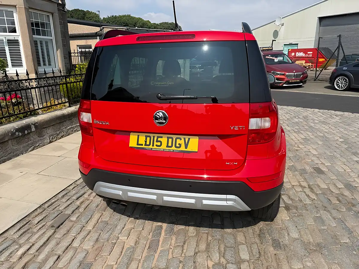 Used 2015 Skoda Yeti Se Outdoor Corrida Red - Interior and Exterior details 12