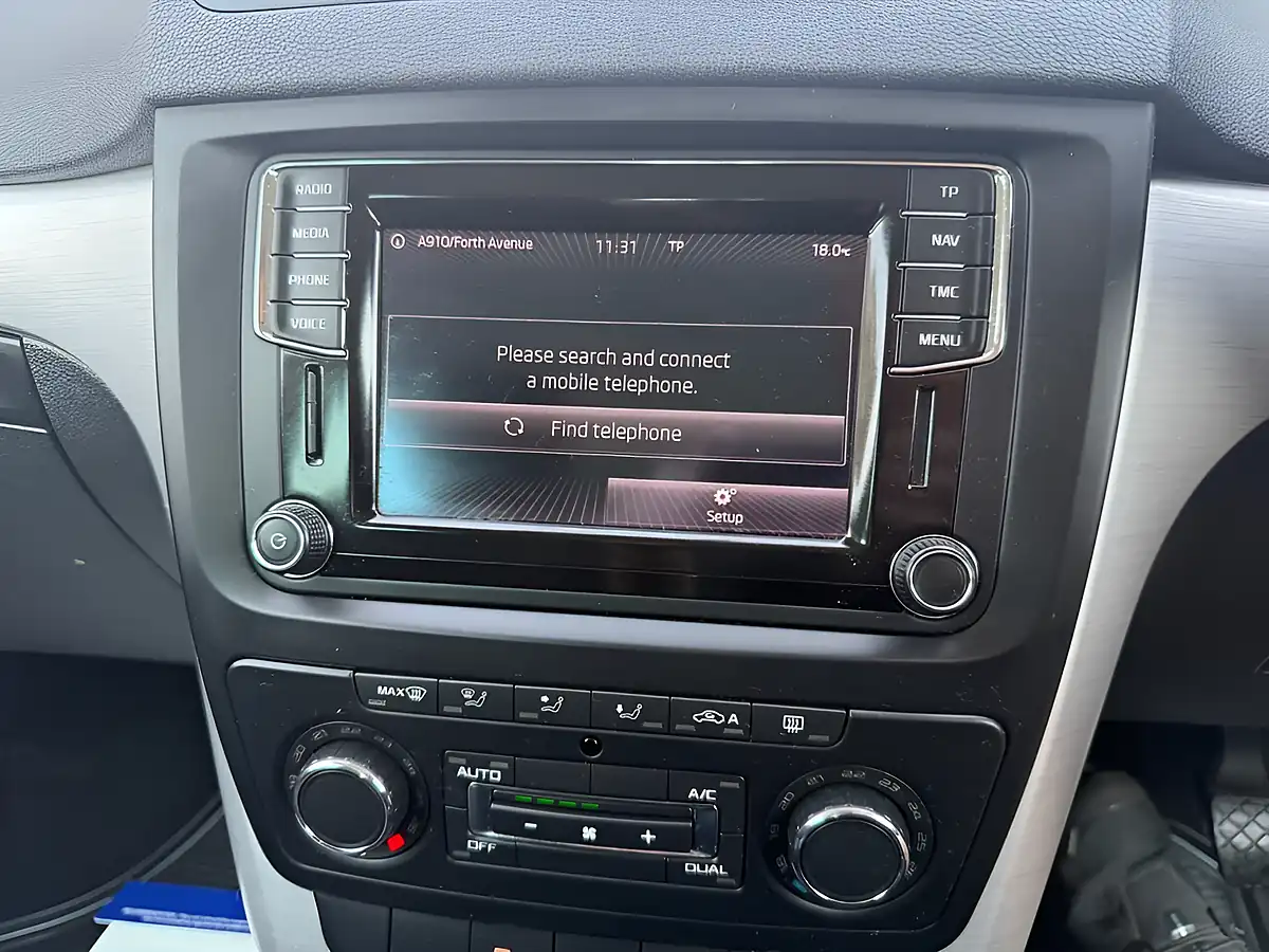 Used 2015 Skoda Yeti Se Outdoor Corrida Red - Interior and Exterior details 16