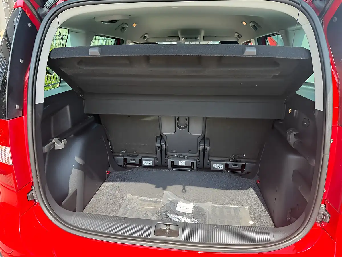 Used 2015 Skoda Yeti Se Outdoor Corrida Red - Interior and Exterior details 18