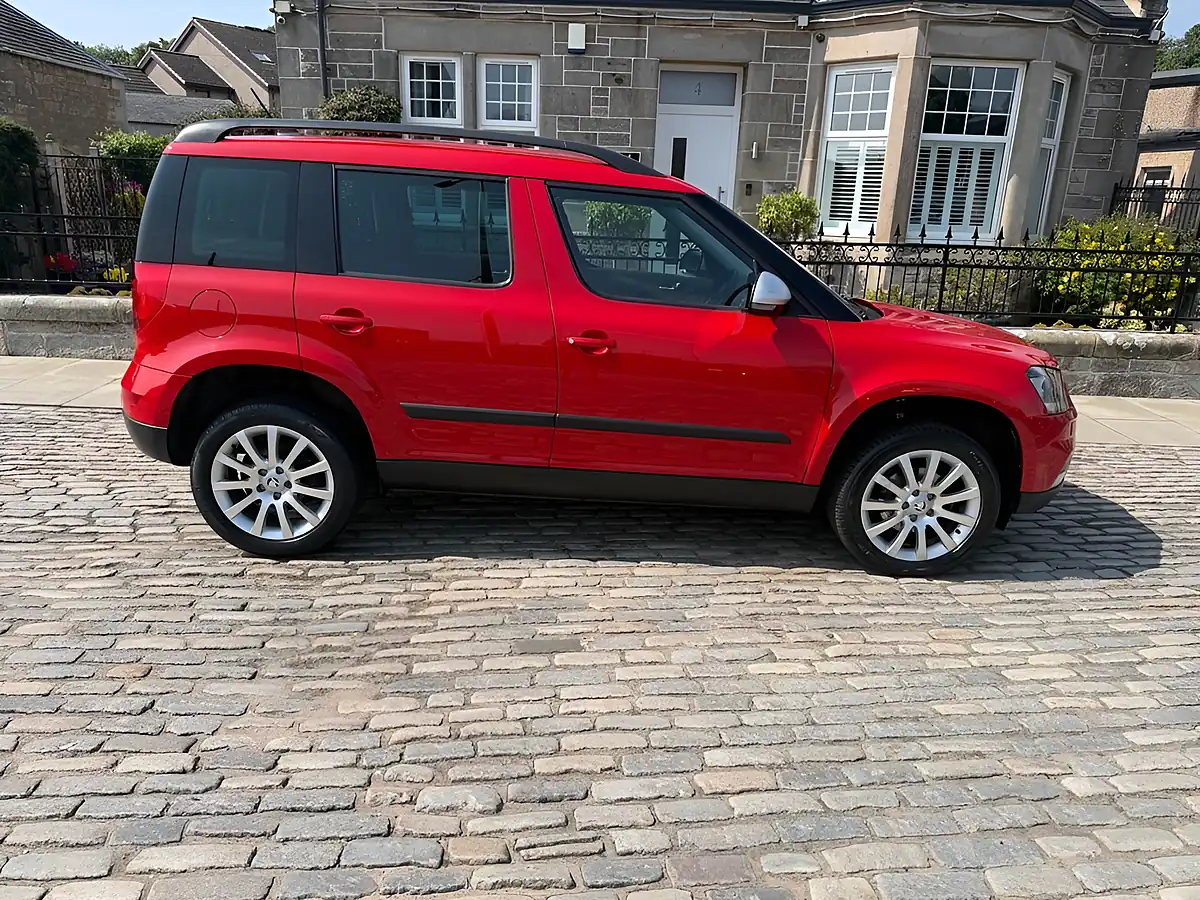 Used 2015 Skoda Yeti Se Outdoor Corrida Red - Interior and Exterior details 5