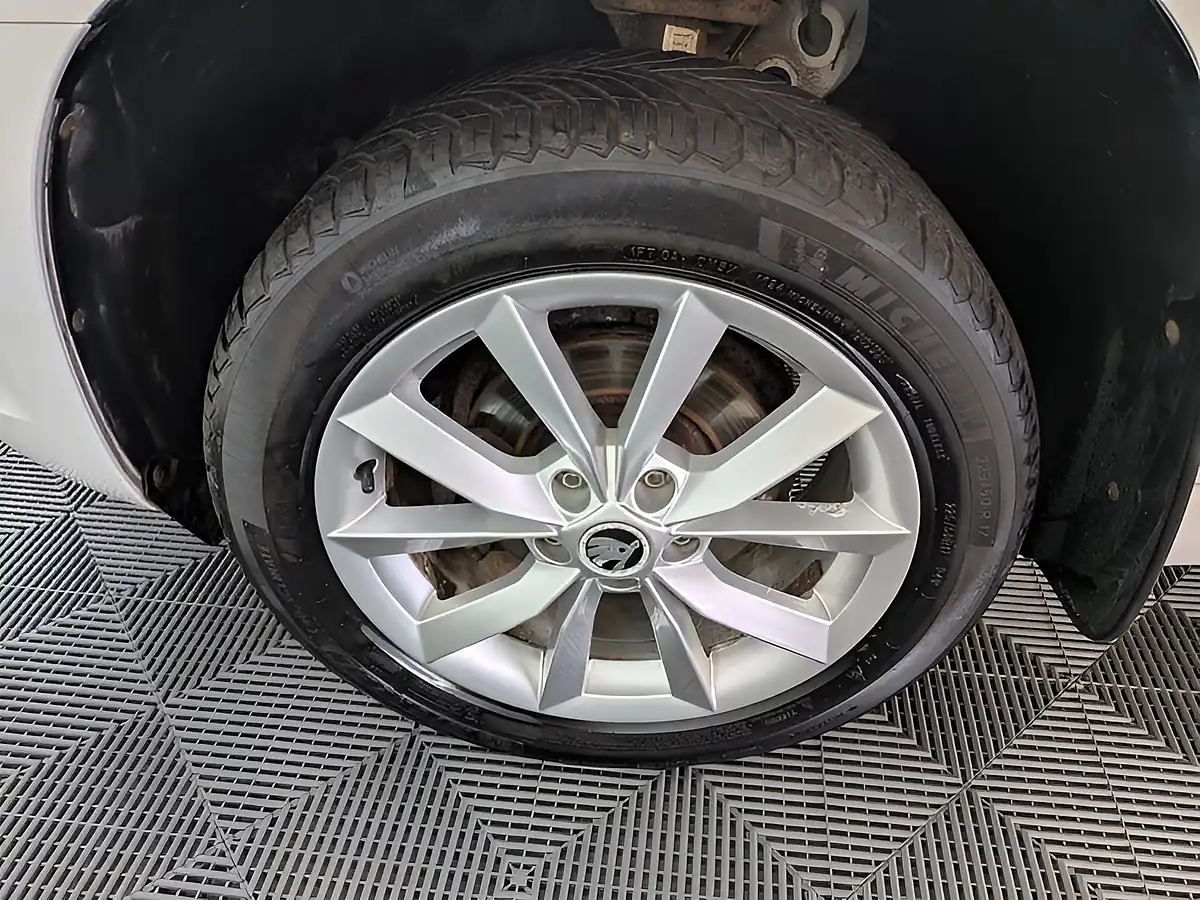 Used 2015 Skoda Yeti Se White - Interior and Exterior details 11