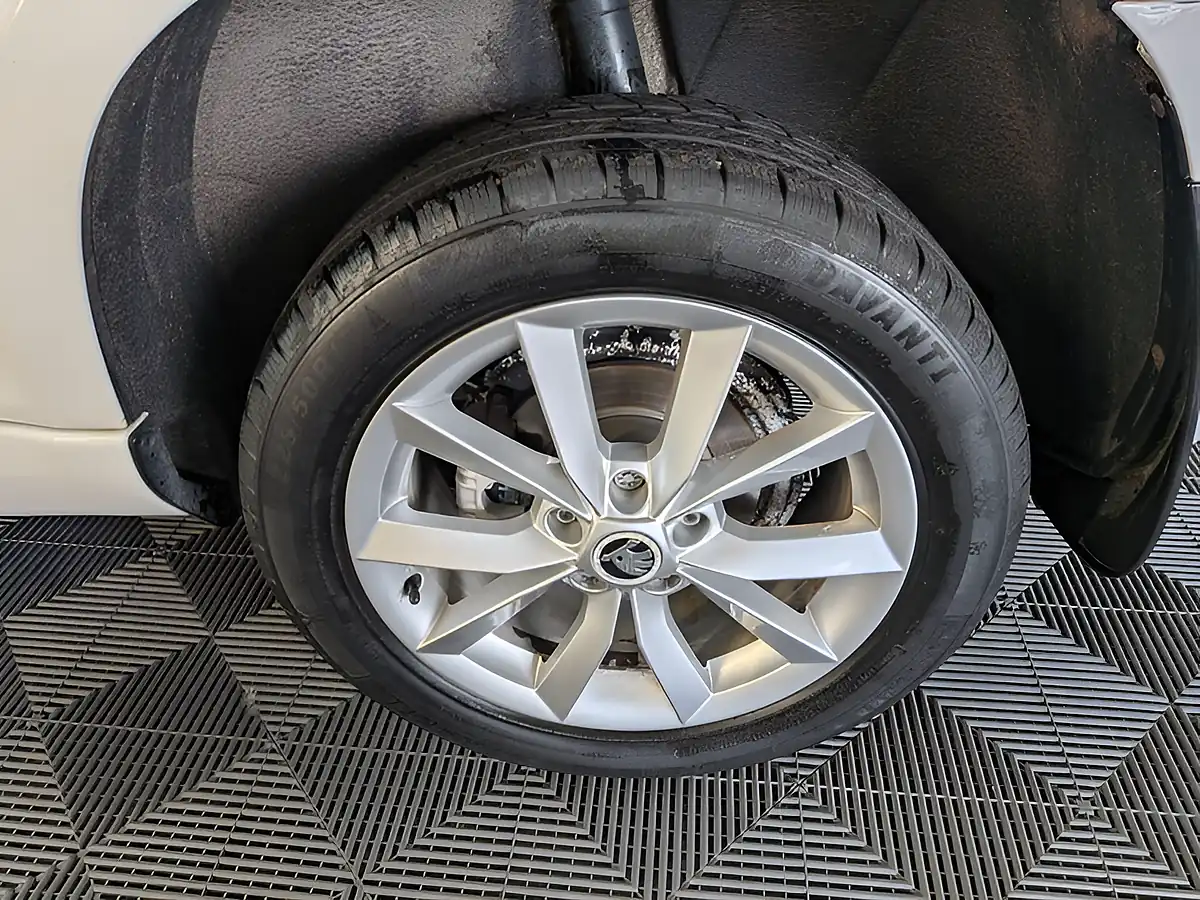 Used 2015 Skoda Yeti Se White - Interior and Exterior details 12