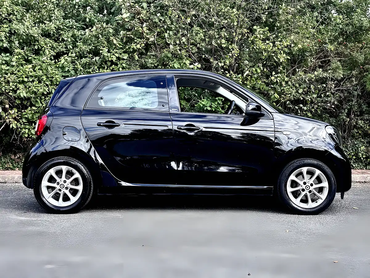 Used 2015 Smart Forfour Passion Black - Interior and Exterior details 4